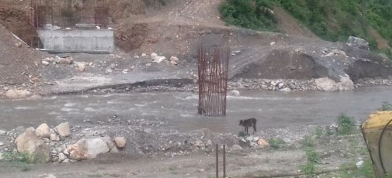 अनुगमन संयन्त्र अभावमा निर्माणाधीन पुल अलपत्र